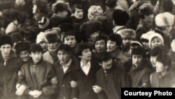 Алматының орталық алаңына бейбіт шеруге шыққан қазақ жастары. Желтоқсан, 1986 жыл. Алматыдағы орталық мемлекеттік архивтегі сурет.