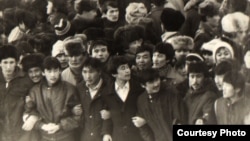 Участники демонстрации казахской молодежи на центральной площади в Алматы