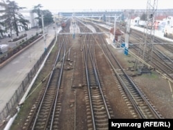 Після того, як Україна скасувала поїзди до Криму, сімферопольський вокзал спорожнів. 19 січня 2015 року