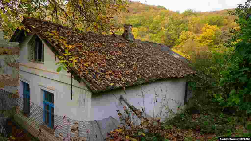 Köyde samandan - toban, qum ve balçıqtan yapılğan tola - qurulğan çoq ev rastkele. Olar eski ve cartı, kimerisinde "Satıla" yazısını körmek mümkün