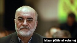 ناصر سراج می‌گوید که سایت سفارش خودرو، هک و «حدود پنج هزار خودروی مدل بالا و گران قیمت به صورت غیر قانونی وارد کشور شده است».