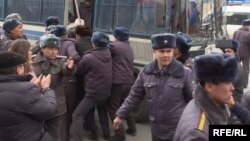 Милиция кызматкерлери иш учурунда 