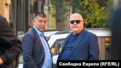 В началото на демонстрацията пред МВР се появиха бившият депутат от БСП Страхил Ангелов (вляво) и бившият собственик на близкия до ГЕРБ таблоиден сайт ПИК Недялко Недялков.