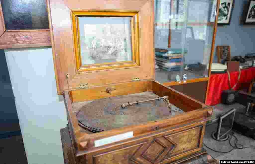 Режиссер Болот Шамшиевдин эки сериялуу&nbsp;&nbsp;"Бөрү зындан"&nbsp; криминалдык-драмасында колдонулган музыкалык аппарат.