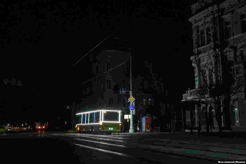 Незвично темні вулиці вечірньої Одеси під час відключення електроенергії. 17 грудня 2025 року