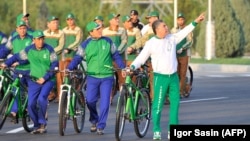 Массовый велопробег при участии тысяч граждан и чиновников возглавил президент Гурбангулы Бердымухамедов, Ашхабад, 3 июня, 2020