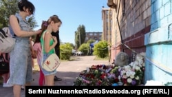 Flori și jucării marchează locul unui atac rusesc asupra unui bloc de apartamente în care au fost ucise în zorii zilei de noi numeroase persoane, inclusiv patru copii. 