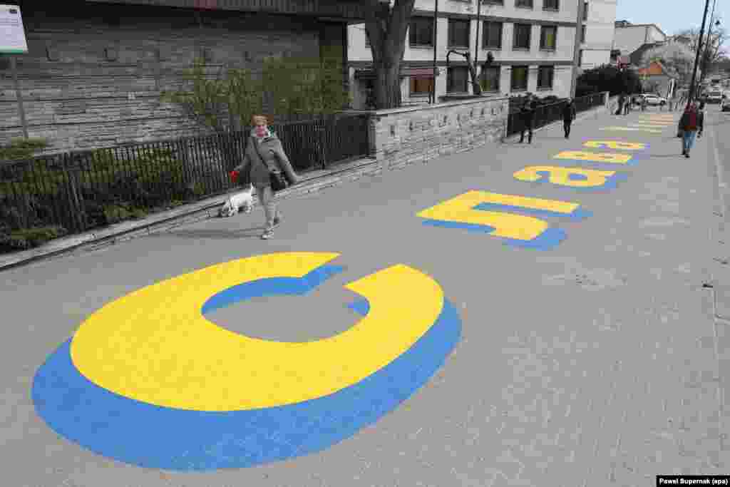 Надпись на украинском «Слава Украине» на тротуаре у здания посольства России в Варшаве (Польша). Апрель 2022 года