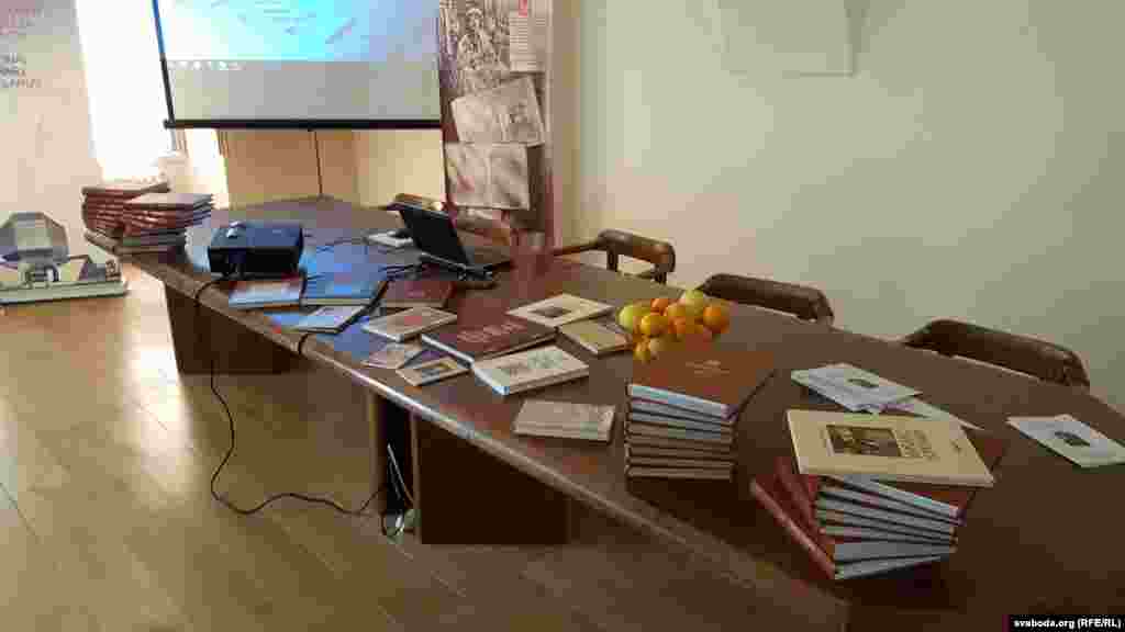 Выданьні да Скарынаўскага юбілею, якія супрацоўнікі Нацыянальнай бібліятэкі Беларусі прэзэнтавалі на сымпозіюме, у тым ліку шматтомнае факсымільнае выданьне ўсіх кніг Скарыны.