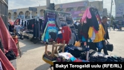 Уличная торговля вокруг Ошского рынка в Бишкеке. Архивное фото. 