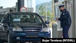 Një veturë nga Serbia, e pajisur me targa të përkohshme. Merdare, 20 shtator 2021. 