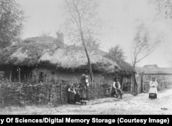 Case de la țară, din Ucraina, de la finalul anilor 1800 sau începutul anilor 1900.