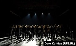 სამეფო უბნის თეატრის მსახიობები სცენაზე