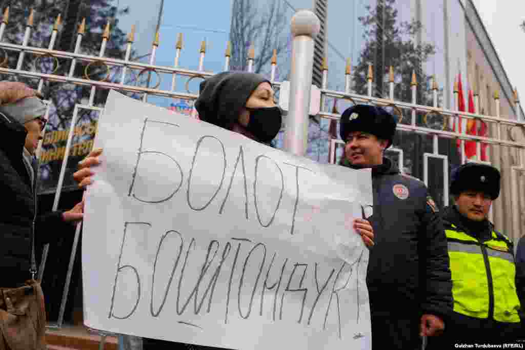 Төкмө акын Болот Назаров баңгизатына байланыштуу камакка алынганын бүгүн УКМК төрагасы Камчыбек Ташиев, Ички иштер министрлиги ырастаган. Ташиев Назаров баңгизатын журналист Болот Темировдун кеңсесинен алып, таратып жатат деген маалымат бар экенин билдирген. Журналист Темировдун кеңсеси 22-январдын түнү тинтүүгө алынып, өзү кармалган.