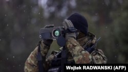 Польскі памежнік на мяжы зь Беларусьсю