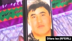 Фотография погибшего 35-летнего Ерасыла Калыкула на экране смартфона