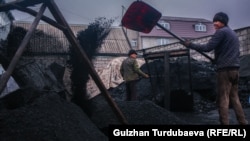 Одна из точек продажи угля в Бишкеке.
