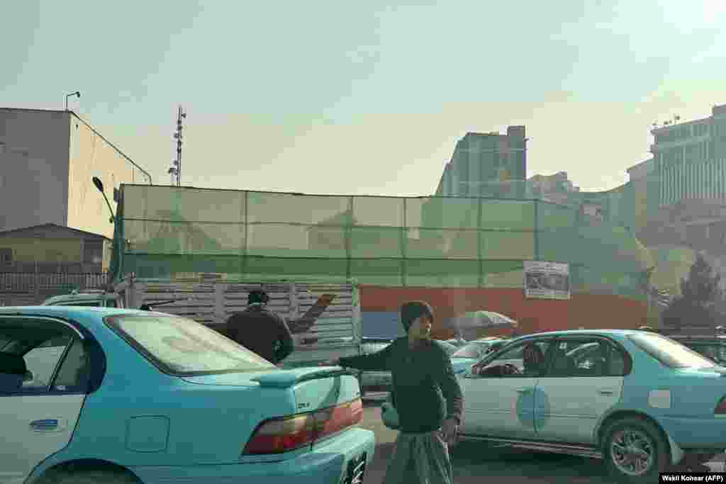 Як манбаъ дар ҳукумати зери назорати Толибон дар Кобул ба Радиои Озодӣ гуфт, кинотеатр барои он вайрон шуд, ки дар ҷояш маркази тиҷоратӣ сохта шавад. 