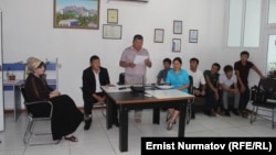 Мамлекеттик мүлк фондунун түштүк аймактык бөлүмүнүн өкүлү Олжобай Осмоналиев ОшТВнын жамаатына жаңы директор дайындалганын жарыялоодо.
