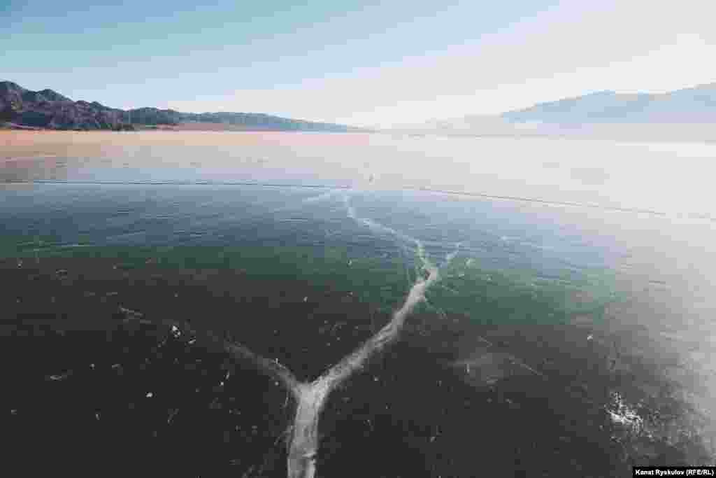 Поверхность льда ровная, не будет лишним прихватить с собой коньки.