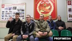 Млади мъже, призовани за задължителна военна служба в Русия. Снимката е от 15 октомври 2024 г.