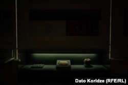 Башплемская табличка (в центре) в Музее истории медицины