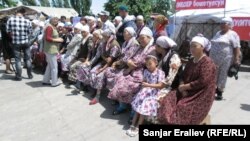 Сторонники самопровозглашенного 
"губернатора" Медера Усенова перекрыли дорогу, Джалал-Абад, 4 июня 2013 года.