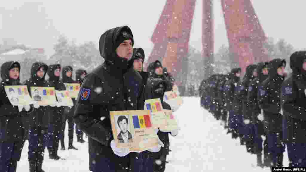 Studenții militari au purtat portretele eroilor căzuți în luptă. În războiul de pe Nistru și-au pierdut viața 321 de oameni.