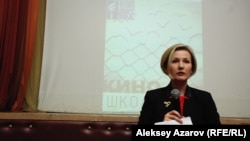 Freedom House-тың Қазақстандағы директоры  Виктория Тюленева фильм көрсетілімі кезінде сөйлеп тұр. Алматы, 27 ақпан 2014 жыл.