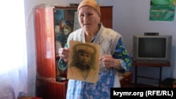 Sürgün olunğan Abibe Mustafayeva cenkte elâk olğan babasınıñ fotoresimi ile