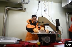 یوشینوری ایزوکا در محل کار روی هسته‌های یخی