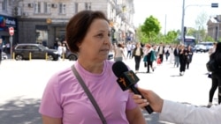 „Este și liberă, și controlată”. Cum văd oamenii presa din Moldova