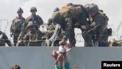 Evacuarea din Afganistan în imagini - Mii de oameni vor să fugă din calea talibanilor