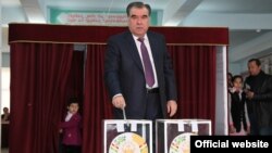 Президент Таджикистана Эмомали Рахмон опускает бюллетень в урну во время парламентских выборов. Душанбе, 1 марта 2015 года.