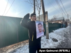 Кытайдын Алматыдагы консулдугунун алдына пикетке чыккан Байболат Күнболот уулу. 2021-жылдын 9-февралы. (Ал бул нааразылык иш-чарасы үчүн 10 күнгө камалды).