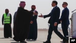 Secretarul de stat american Marco Rubio e întâmpinat, pe 17 februarie, de oficialii saudiți pe Aeroportul Regele Khalid de la Riad. 