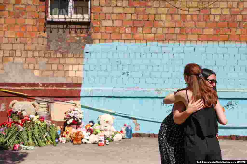 Кияни несуть квіти та іграшки на місце трагедії і не стримують сліз. 29 серпня у Києві оголошене Днем жалоби за жертвами російської атаки