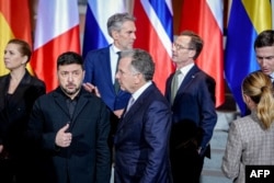 Президент України Володимир Зеленський та спецпосланець США Стів Віткофф з прем'єром Нідерландів Діком Схоофом та прем'єром Швеції Ульфом Крістерссоном, а також прем'єркою Італії Джорджією Мелоні та зятем президента США Джаредом Кушнером. Берлін, Німеччина, 15 грудня 2025 року