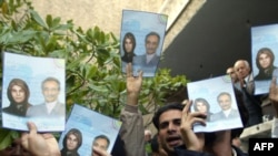 تصویری از مراسم ششمین سالگرد قتل داریوش و پروانه فروهر