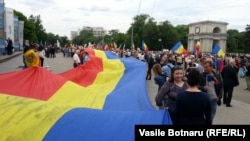 Rally organizers claimed that 25,000 people took part in the demonstration on May 16, but this figure was disputed by the police. 