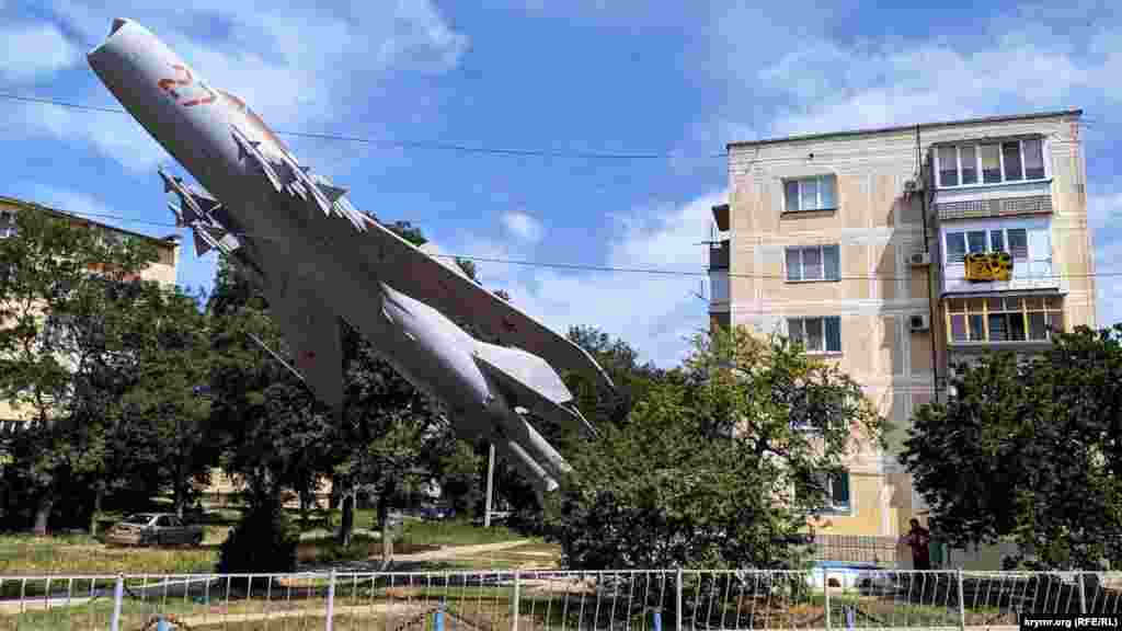 Arbiy şeerçikniñ kirişinde daa sovet devrinde MiG-19 uçağı abide etilgen edi