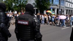 Marșul Pride de la Chișinău, pe traseu deviat și umbrit de altercațiile cu poliția ale unui grup de contramanifestanți 