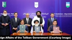 Өзбекстандын тышкы иштер министри Бахтияр Саидов, талиб өкмөтүнүн өкүлү Амир Хан Муттаки жана Пакистандын тышкы иштер министри Исхак Дар темир жол курулушу боюнча биргелешкен техникалык-экономикалык негиздеме даярдоого байланыштуу келишимге кол коюшту. Кабул, 2025-жылдын 17-июлу