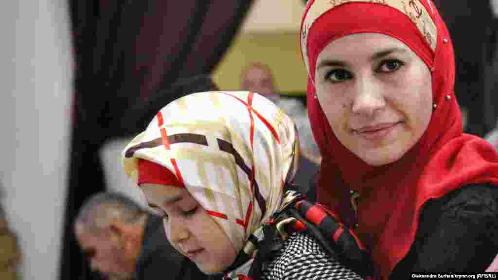 Marlen Süleymanovnıñ qorantası. Anası Ayşeniñ elinde oturğan qızı Safiye: "Baba, nasılsıñ? Men seni sağındım! Pek seni sevem! Bekleyim! Sen menim küneşimsiñ! Seniñ Safiyeñ" dep otkrıtkada yazdı