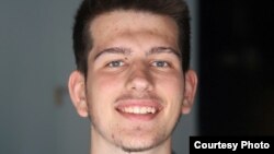 Стефан Митиќ, студент на Њујоршкиот универзитет во Абу Даби