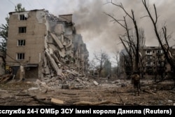 Дым поднимается из многоквартирных домов, поврежденных в результате российского удара, в прифронтовом городе Константиновка в Донецкой области, Украина, 13 октября 2025 года