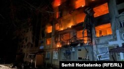 Un bloc de locuit în flăcări după atacul rusesc asupra orașului Dobropilia, regiunea Donețk, 7 spre 8 martie 2025.