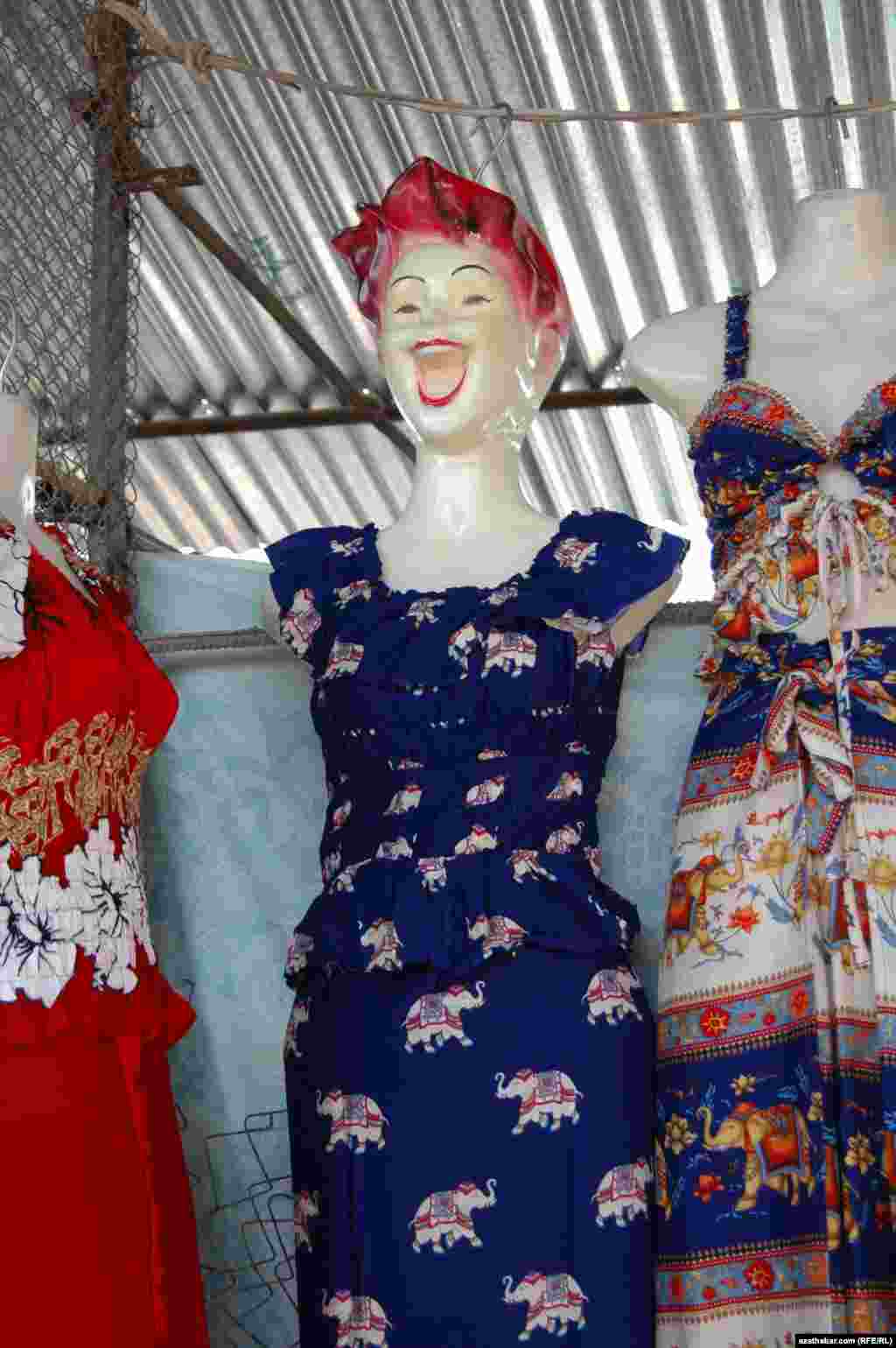 Türkmenistan. Bazardaky şadyýan maniken