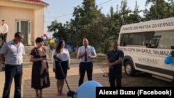 Un caz de utilizare a resurselor administrative a avut loc pe 2 septembrie, la Talmaza, raionul Ștefan Vodă, unde ministrul Alexei Buzu (la microfon), a donat din partea Guvernului un microbuz destinat transportării copiilor spre/dinspre grădiniță.