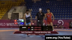 Кыргызстандык Эрназар Акматалиев жана өзбекстандык Ильяс Бекбулатов Азиялык квалификациялык мелдештин жарым финалдык беттешинде. 11-апрель, 2021-ж. Алматы, Казакстан.